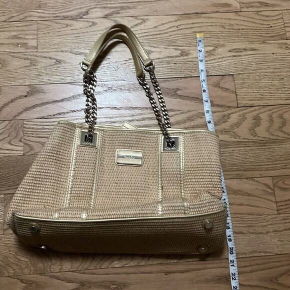 CALVIN KLEIN STRAW TOTE BRASS EMBELLISHMENTS GOLD INTERIOR - Picture 6 of 8